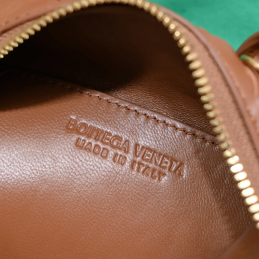 Batch 1560 #Bv Small Intrecciato woven leather bowling bag with detachable crossbody strap, single interior flat pocket, zipper closure "Classic weaving craftsmanship" is an indispensable symbol of the brand🔥. The meticulous weaving craftsmanship not only makes the bucket bag show a sense of high-end, but also adds a sense of agility to it, exuding a simple and elegant beauty. It is made of soft and delicate sheepskin texture. It is light and comfortable, and reveals a sense of high-end everywhere. The color matching is refreshing and clean, and the upper body is aged~concave shape! A bowling bag that can be used for both work and leisure. Size: 20.5*15.5*10cm, model: 7460#